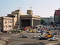 In den Morgenstunden am stark frequentierten Bukarester Bahnhofsplatz (Gara de Nord)